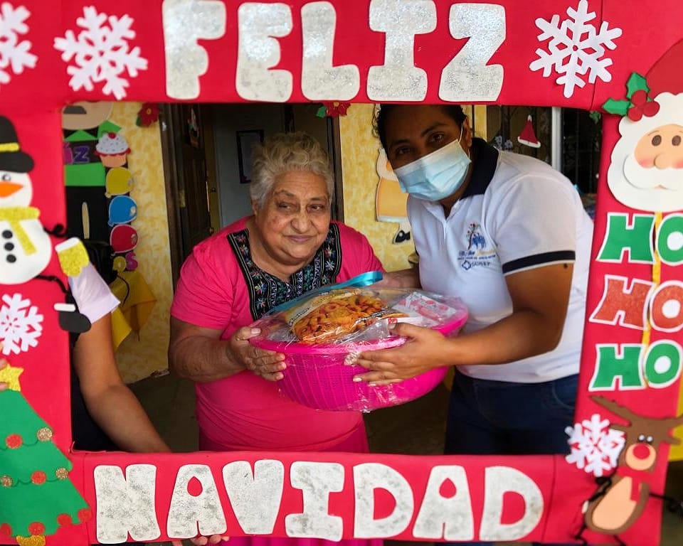 Llevan alegría a adultos mayores de Santa Rosa