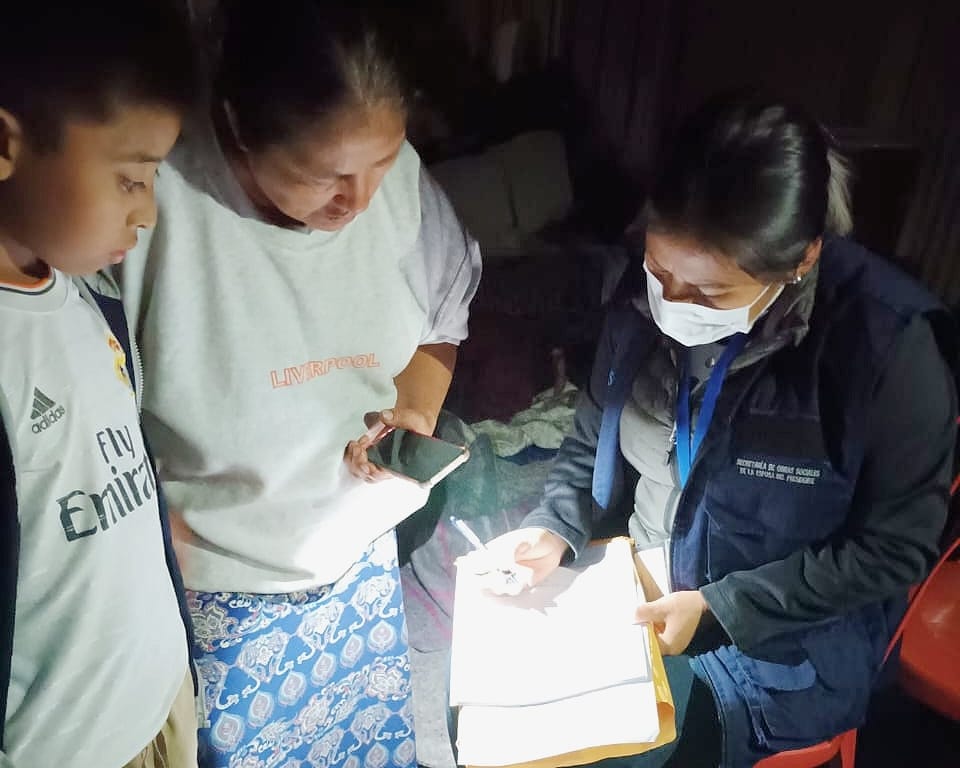 Habilitan albergue y brindan atención a vecinos de la zona 21