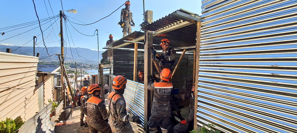 Avanza construcción y entrega de viviendas tras incendio en la zona 21