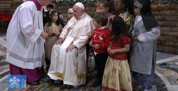El papa Francisco hace llamado a servir a los pobres durante la Misa de Gallo