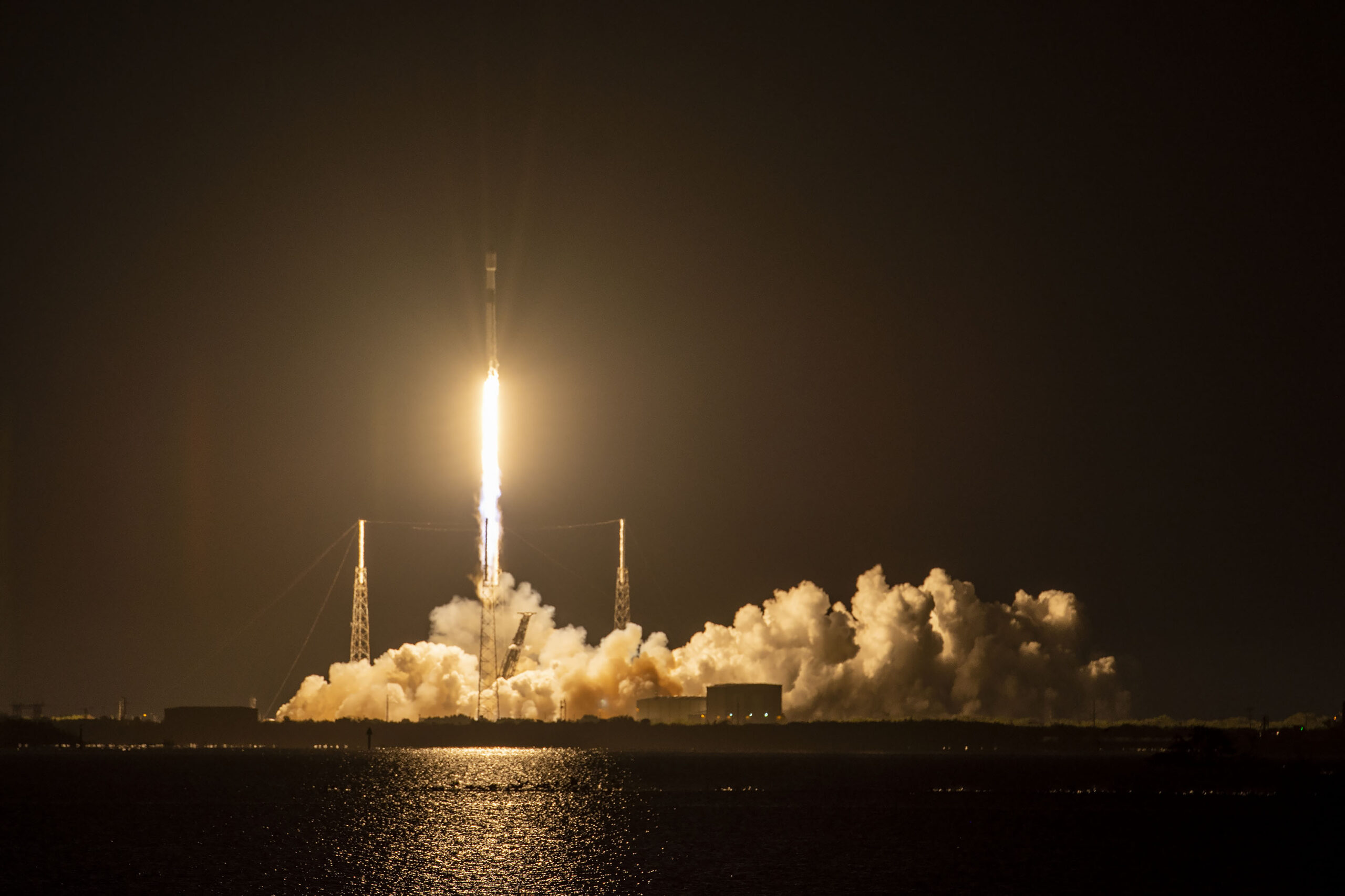 SpaceX lanza los primeros 54 satélites de nueva generación de la red Starlink