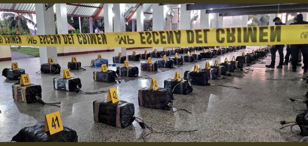 Llevan a cabo análisis de paquetes de posible droga incautados en semisumergible