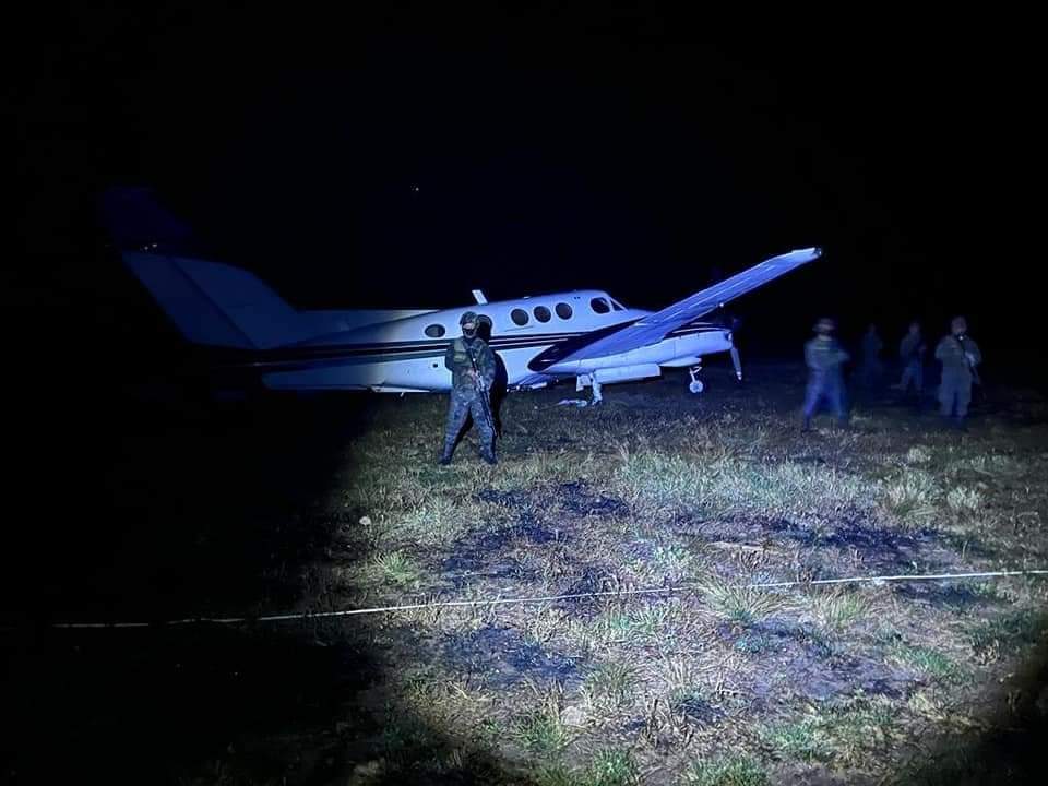 Localizan aeronave y dos lanchas con posible droga