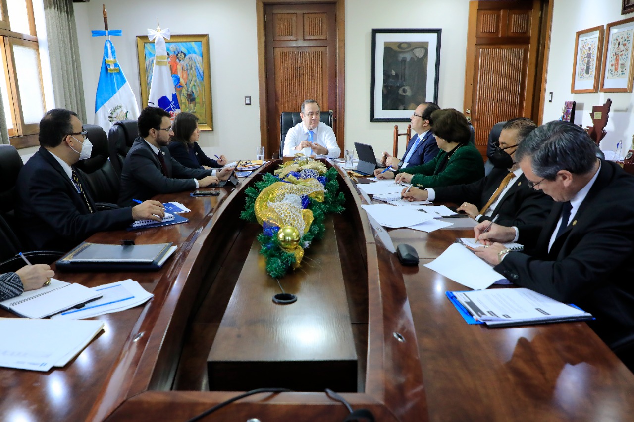 Mandatario sostiene reunión de trabajo con autoridades del Minex