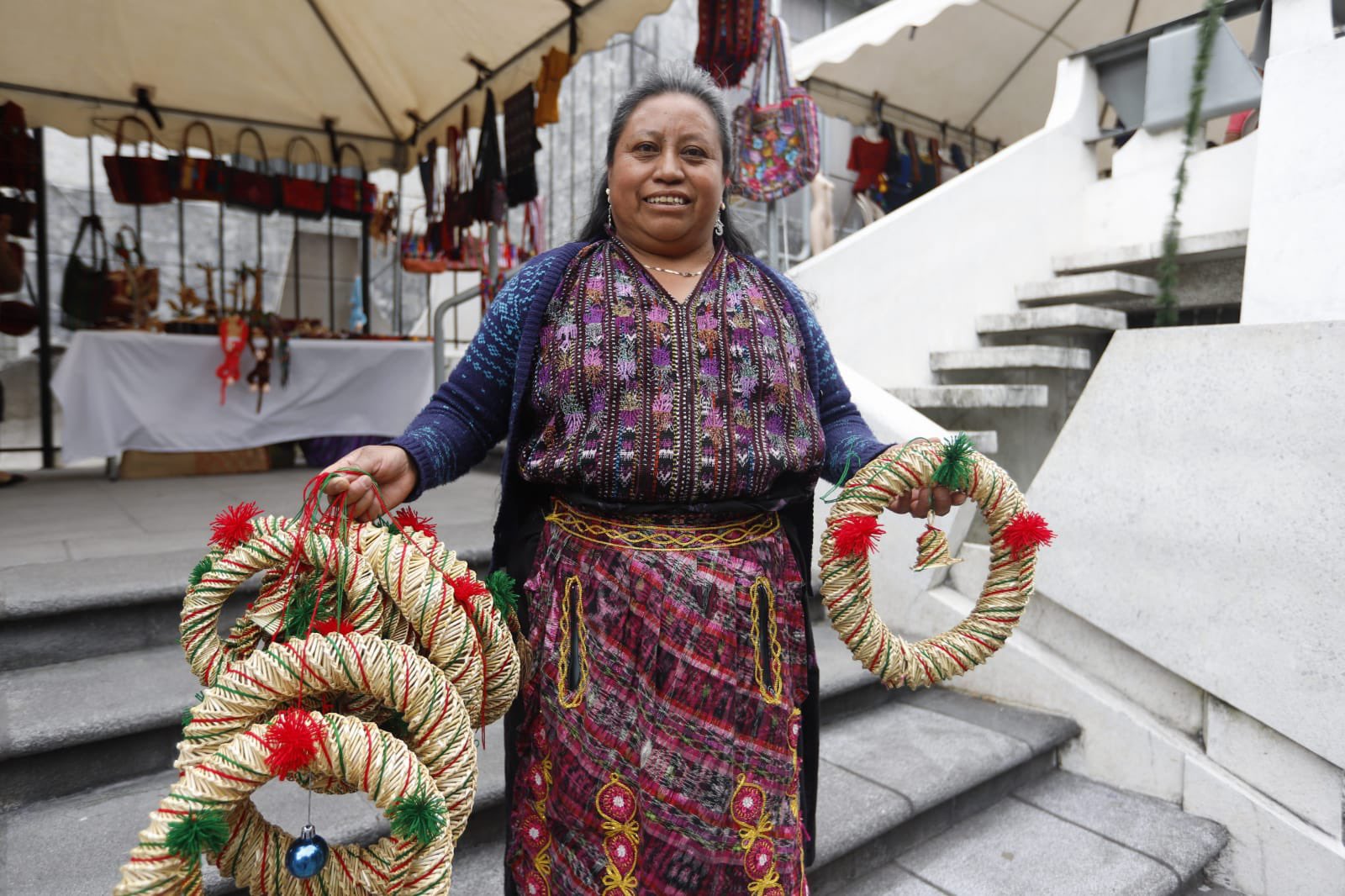 Realizan bazar navideño de artesanías