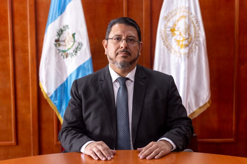 Juramentan a Héctor Adolfo González Douma como viceministro de Transparencia Fiscal