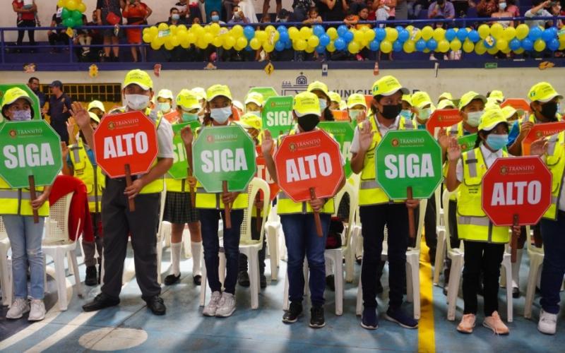 Más de 300 niños se gradúan como inspectores escolares en 2022