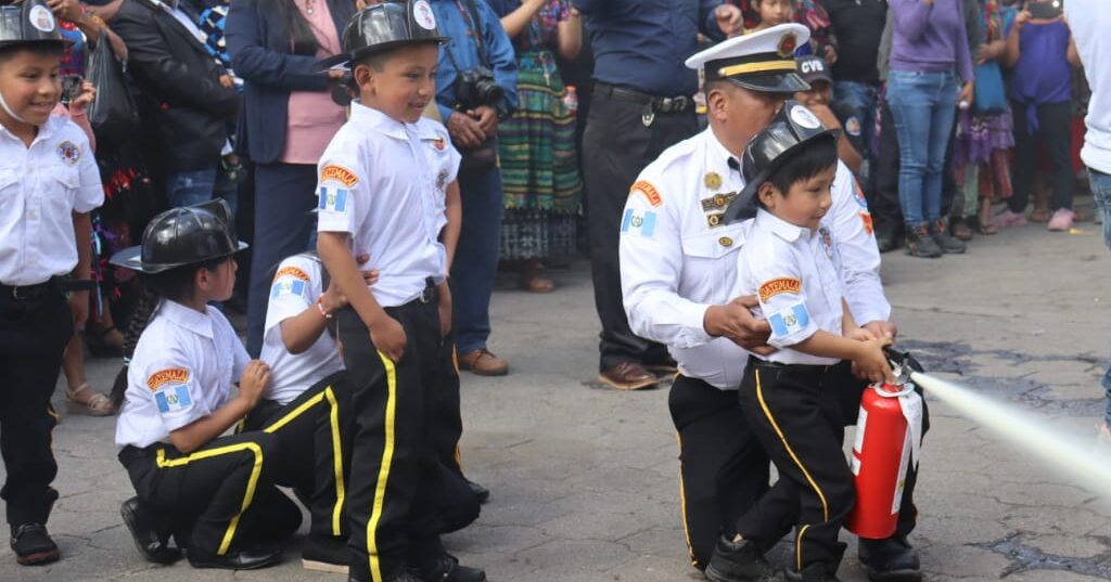 Bomberos Voluntarios de Santa María de Jesús celebran 32 aniversario