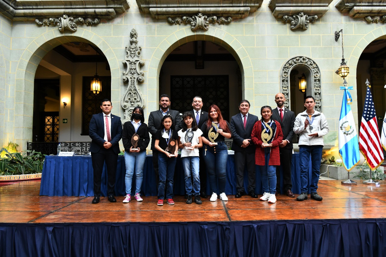 Reconocen a ganadores de concursos de ensayo y de dibujo contra la corrupción