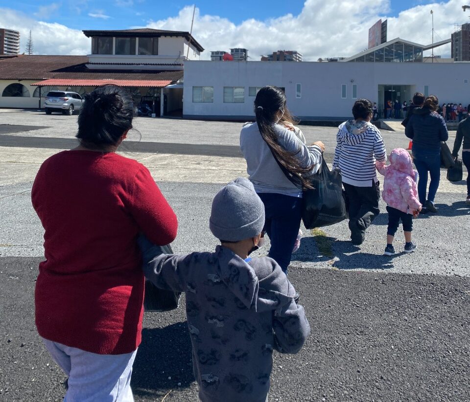 Brindan asistencia a migrantes retornados bajo el Título 42