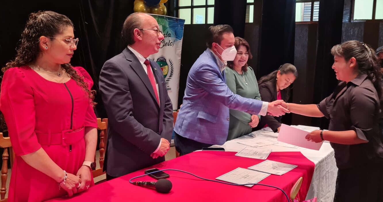 Cemucaf gradúan a más de 200 vecinas de Huehuetenango