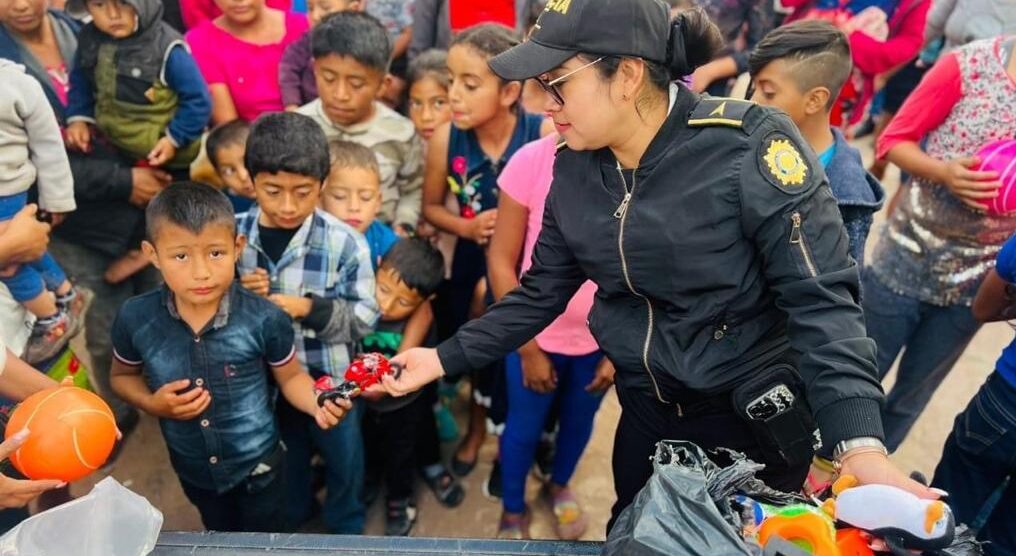 PNC lleva alegría a familias de Totonicapán