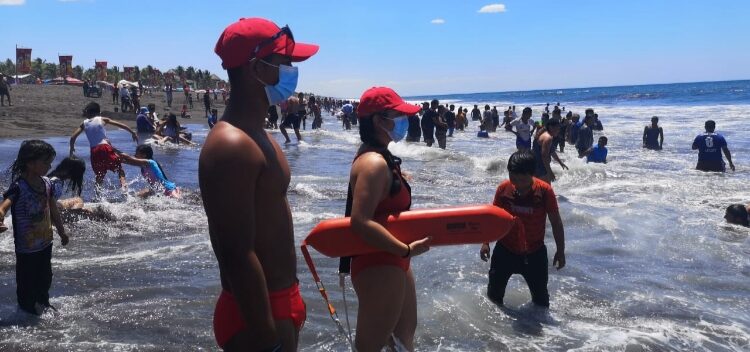Cuerpo de salvavidas brinda atención en las playas del país