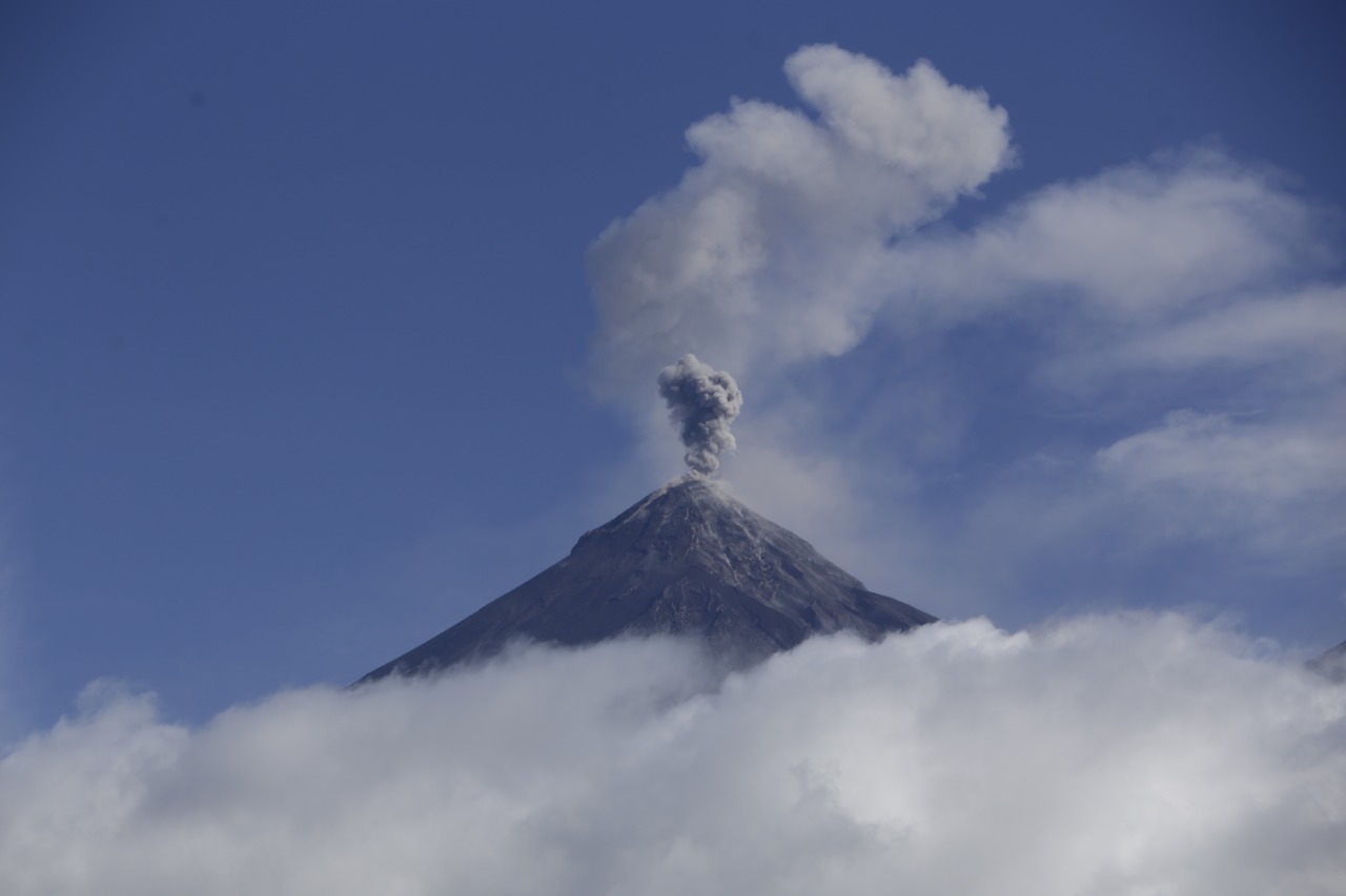 Emiten alerta ante actividad del volcán de Fuego