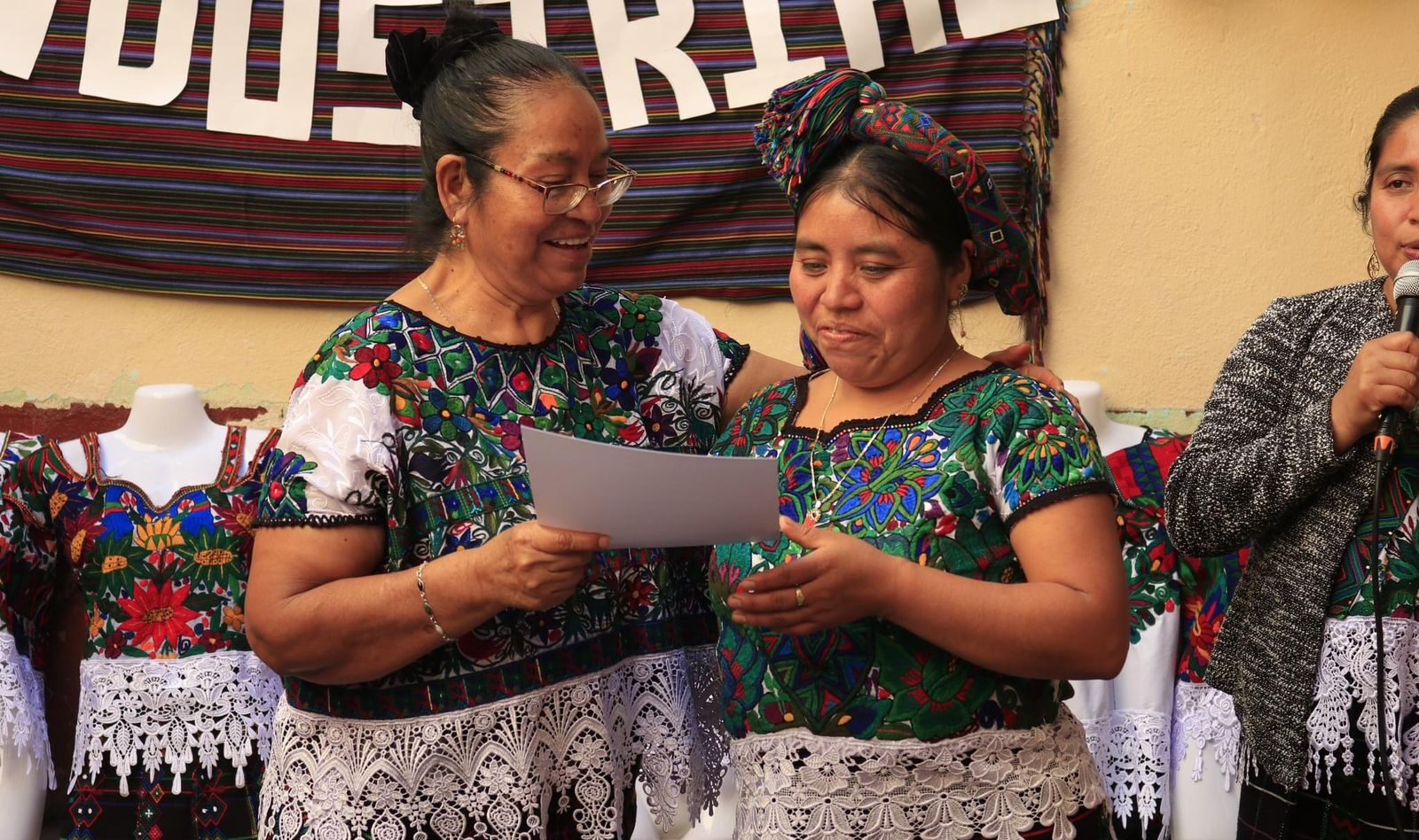 Mujeres aguacatecas se capacitan en técnicas de bordado con máquina industrial