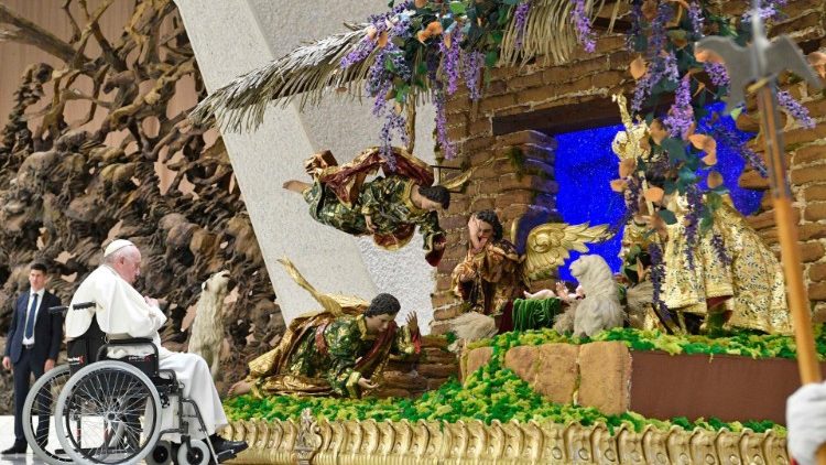Papa Francisco recibe nacimiento hecho en Guatemala