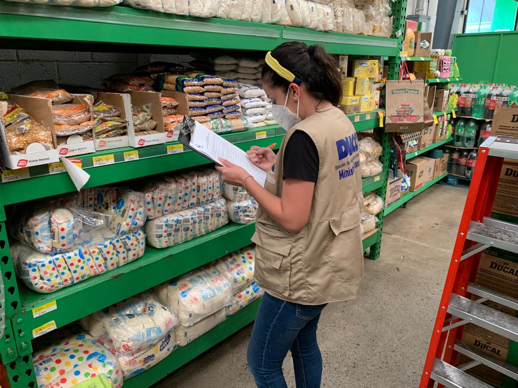 Realizan verificación de los precios de productos de la temporada