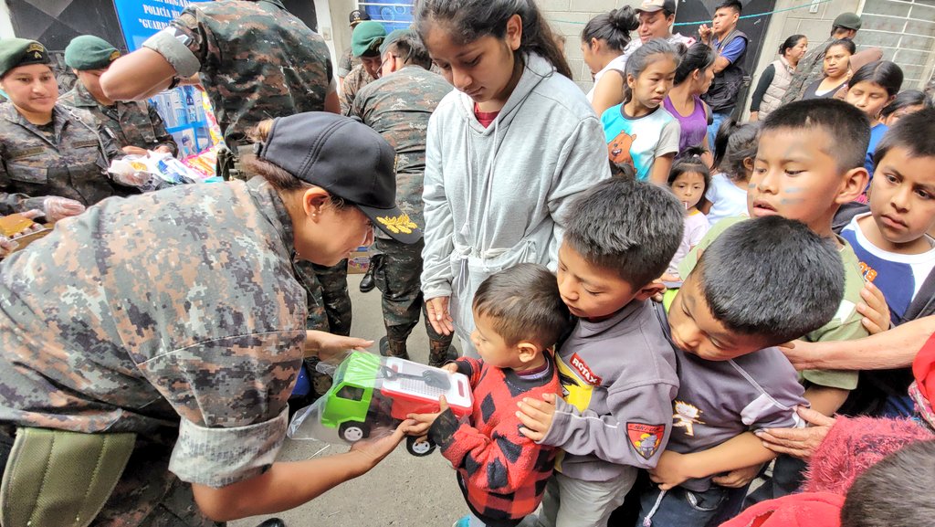 Llevan regalos a niños de familias afectadas por incendio en la zona 21