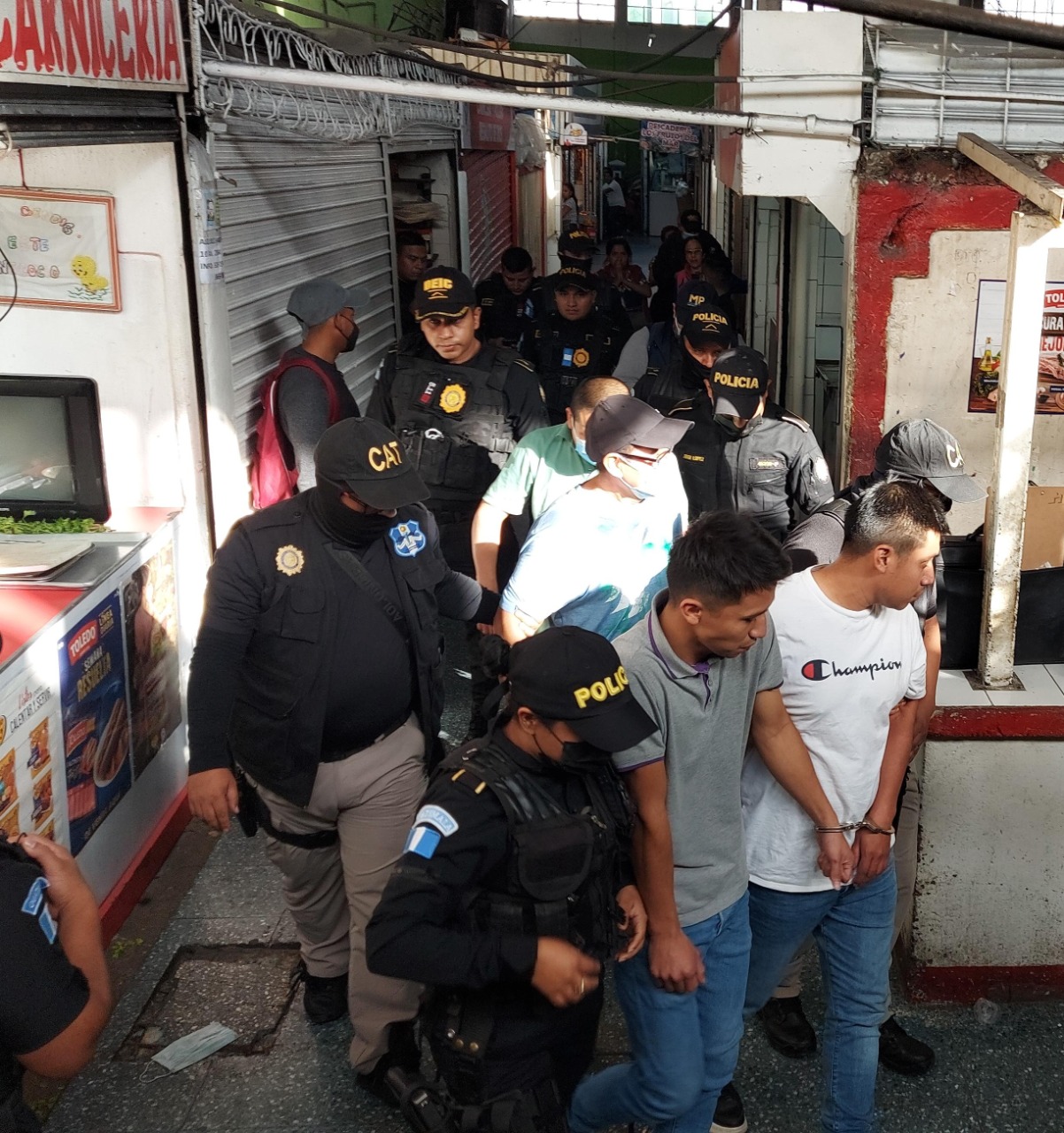 Detienen a cinco presuntos pandilleros acusados de extorsión