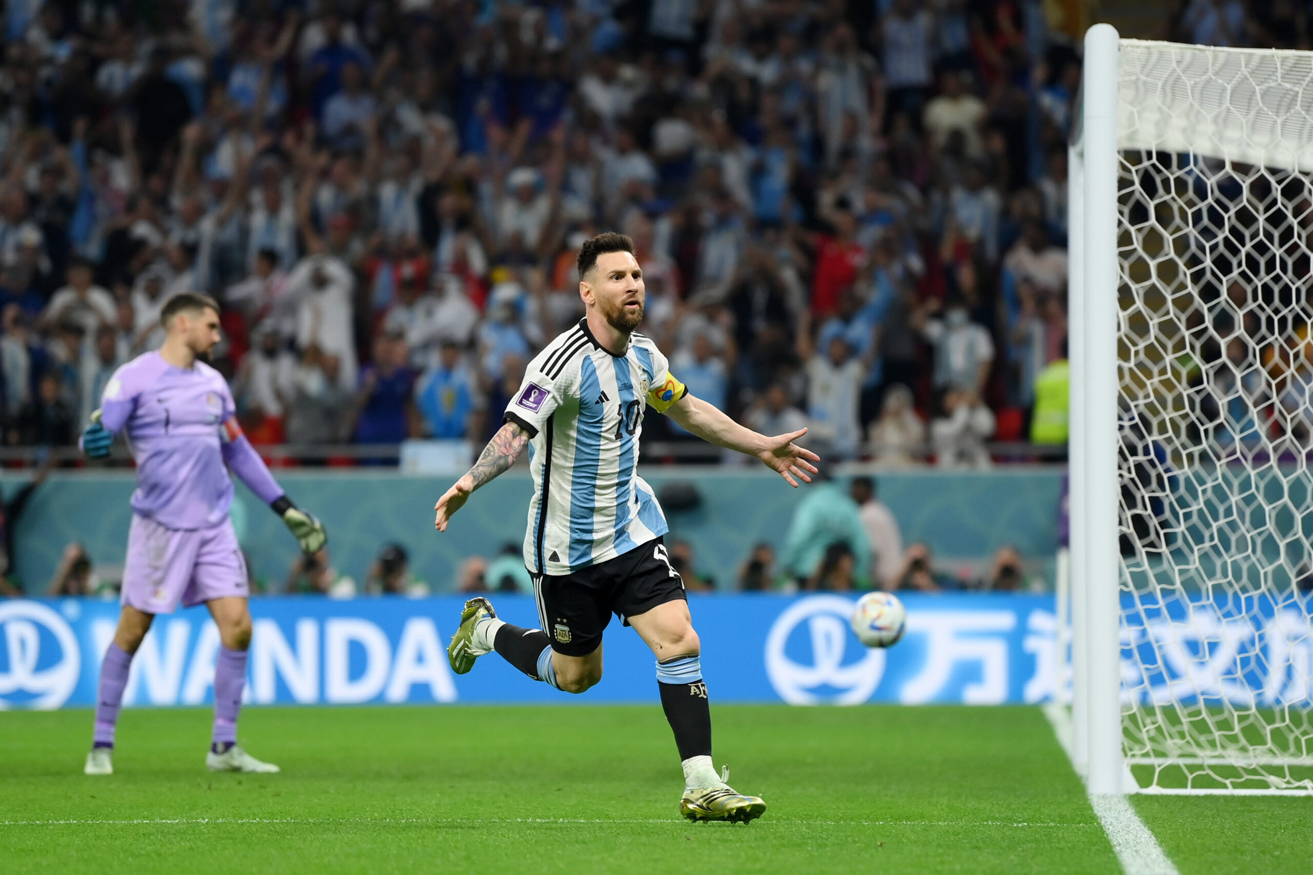 Con un Messi milenario, Argentina va a cuartos de final de Catar 2022