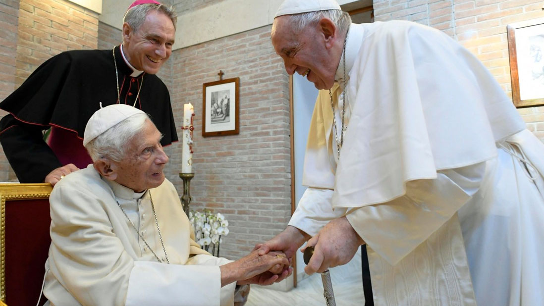 Benedicto XVI está “lúcido”, aunque grave, dice el Vaticano