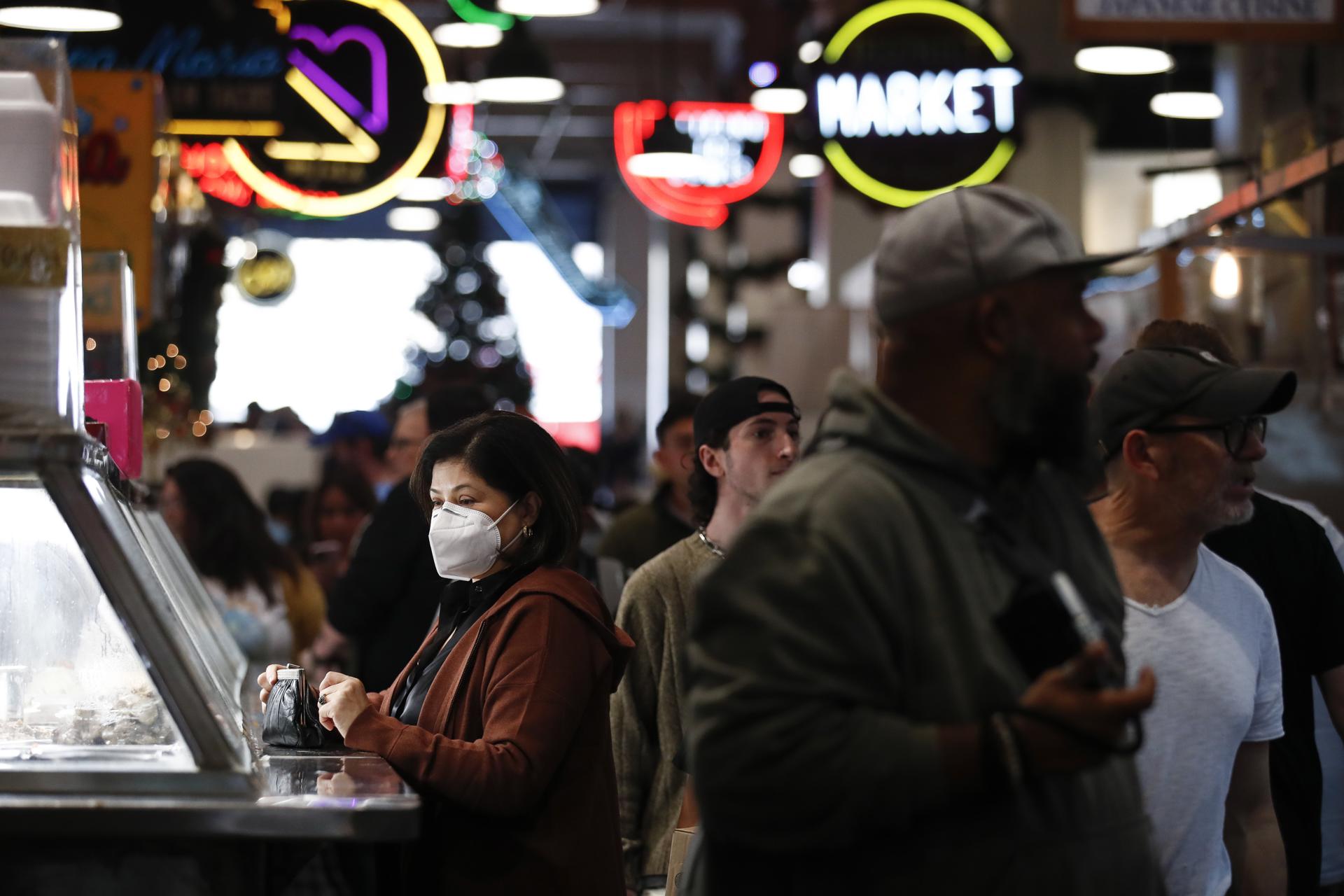Nueva York recomienda volver a usar mascarillas en lugares públicos