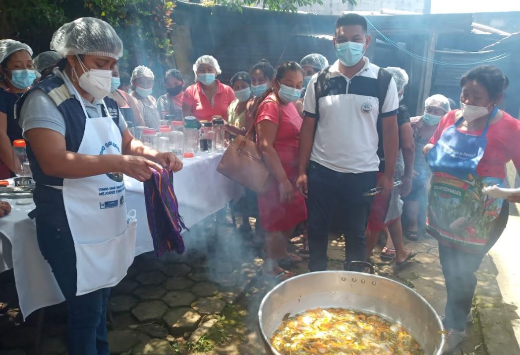 Familias rurales aprenden a fortificar recetas tradicionales de fin de año