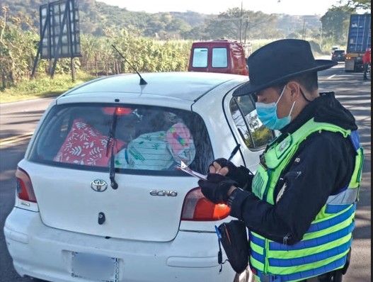 Agentes de Tránsito de la PNC realizan operativos de control vehicular