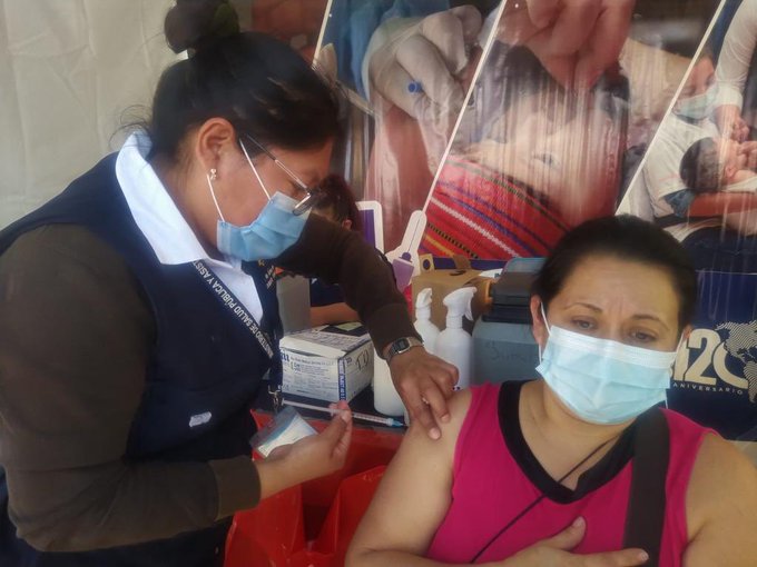 Jornada integral de vacunación atiende a más de 100 personas