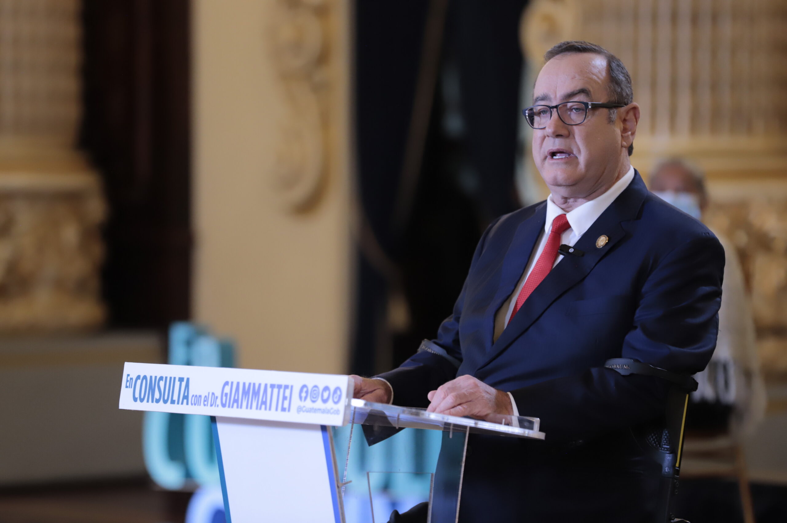 Presidente Giammattei resalta importancia de becas de estudio para fomentar el desarrollo