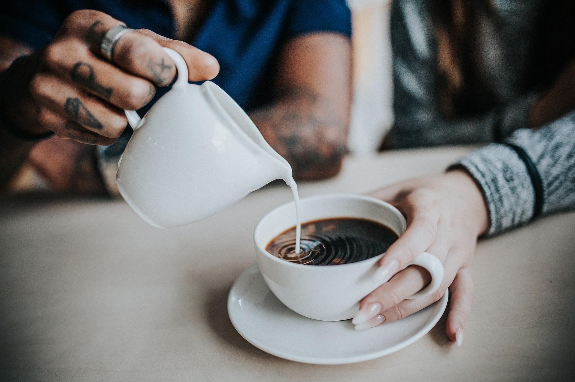 Un café con leche podría tener efectos antiinflamatorios, según estudio