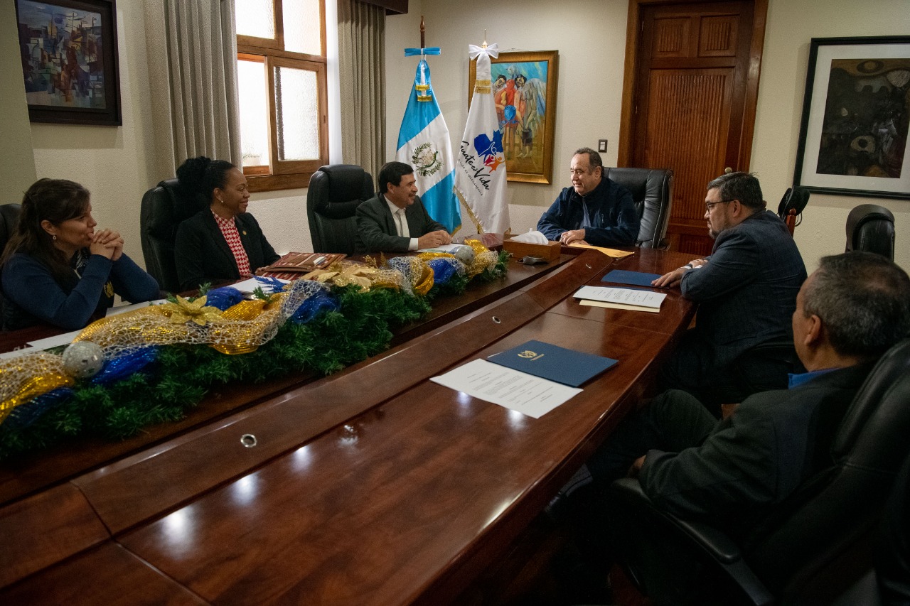 Analizan comportamiento de precios de combustibles