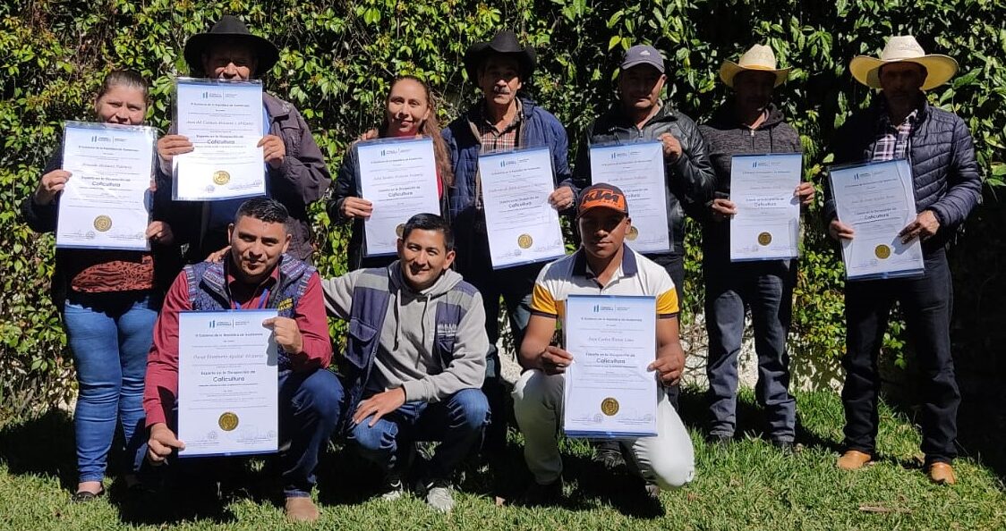 Vecinos de Mataquescuintla reciben certificación como expertos en caficultura