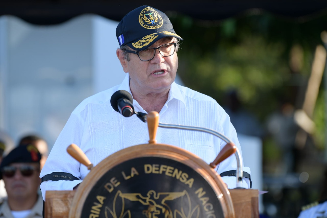 Presidente destaca función de fuerzas de mar del Ejército de Guatemala