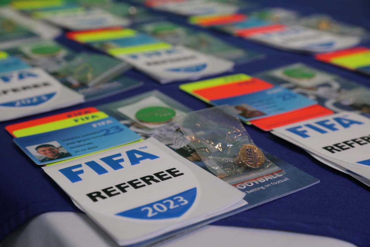 Árbitros guatemaltecos reciben el gafete FIFA 2023