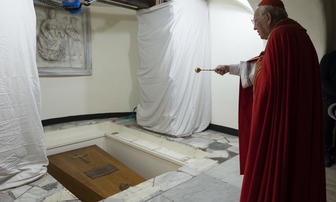 Papa emérito Benedicto XVI reposa en la cripta vaticana