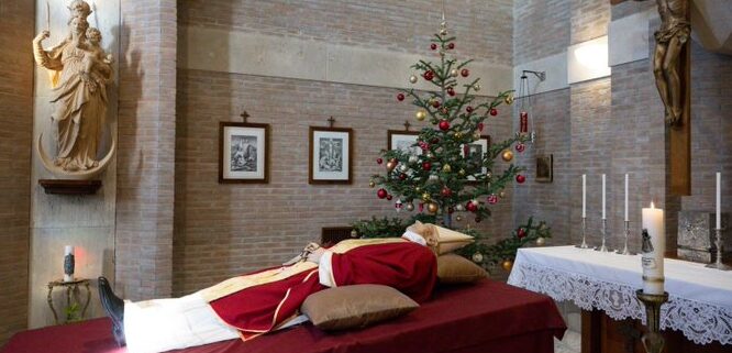 Vaticano se prepara para despedir solemnemente a Benedicto XVI