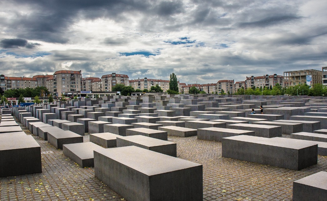 Rinden homenaje a víctimas del Holocausto