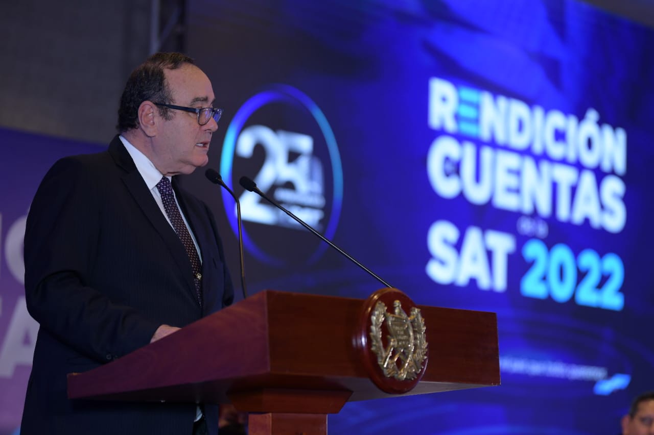 El presidente Alejandro Giammattei en rendición de cuentas de la SAT.