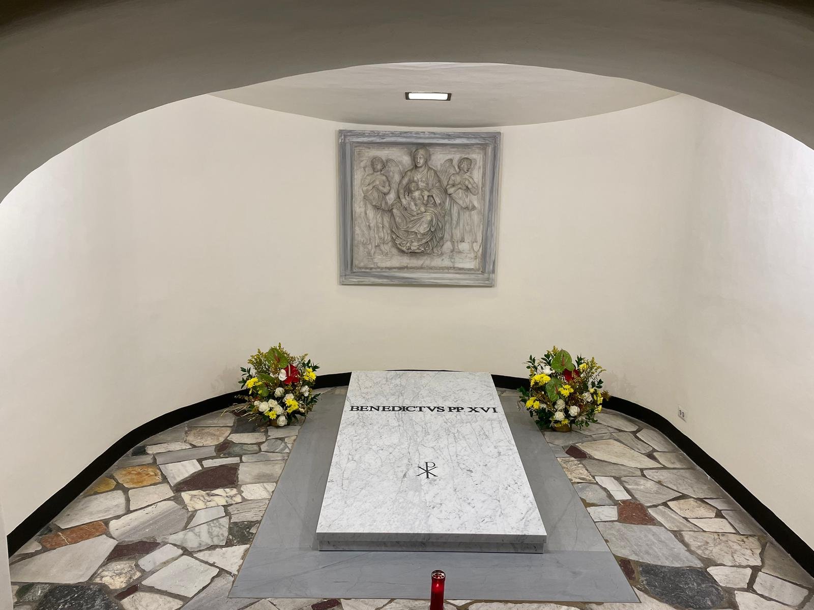 Tumba de Benedicto XVI ya puede ser visitada en la cripta vaticana