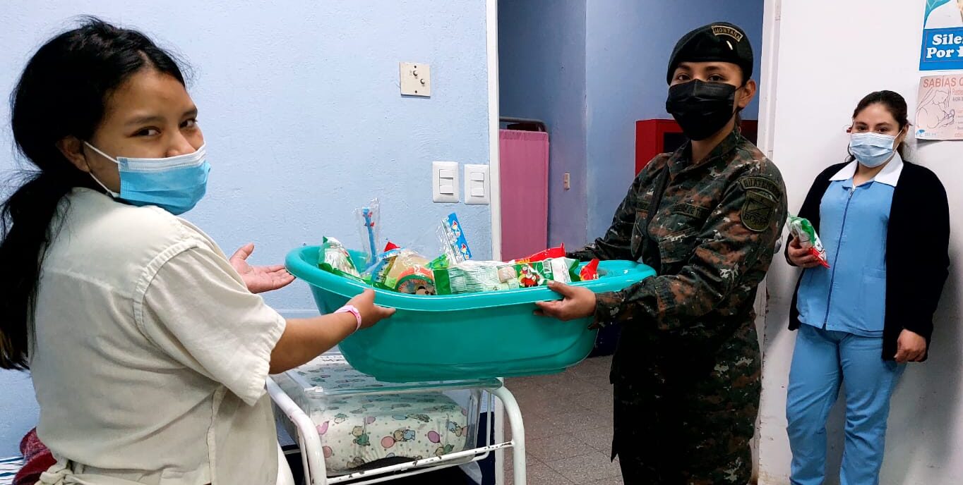 Ejército lleva regalos a los primeros bebés de 2023