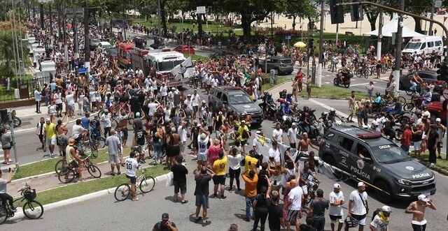 Féretro de Pelé llega al cementerio para su entierro