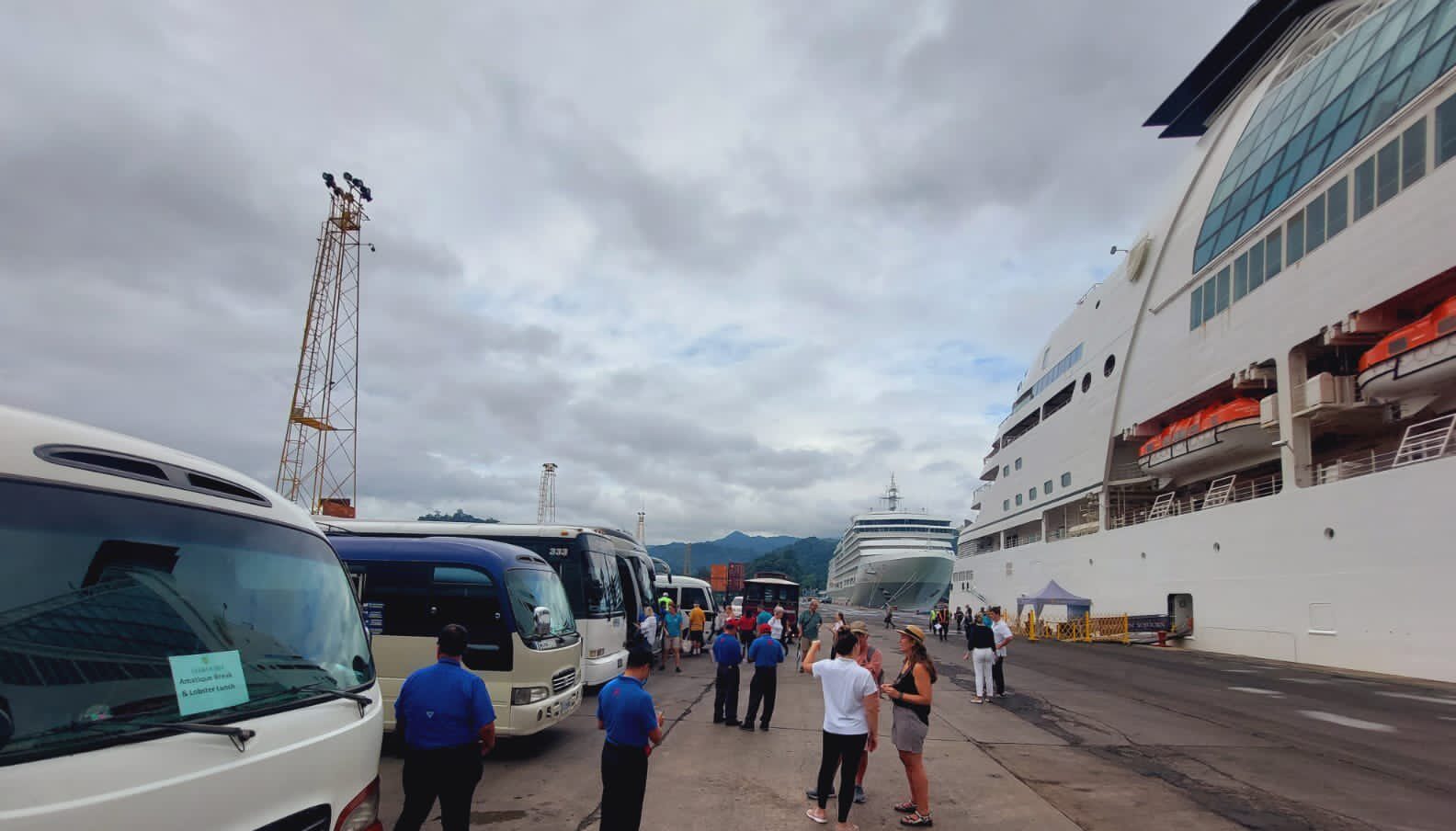 Dos cruceros de turistas arriban al puerto Santo Tomás de Castilla