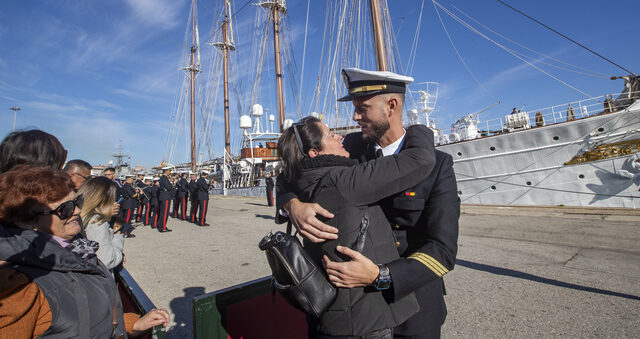 Buque escuela Elcano de la Armada española pone rumbo a América