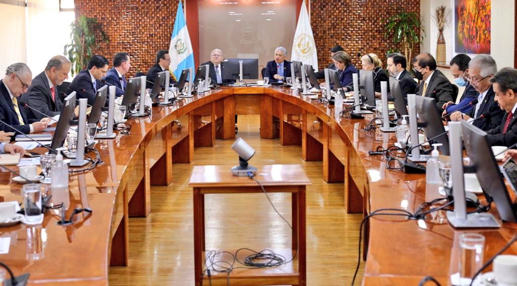 Instituciones se reúnen ante próxima visita de calificadora de riesgo