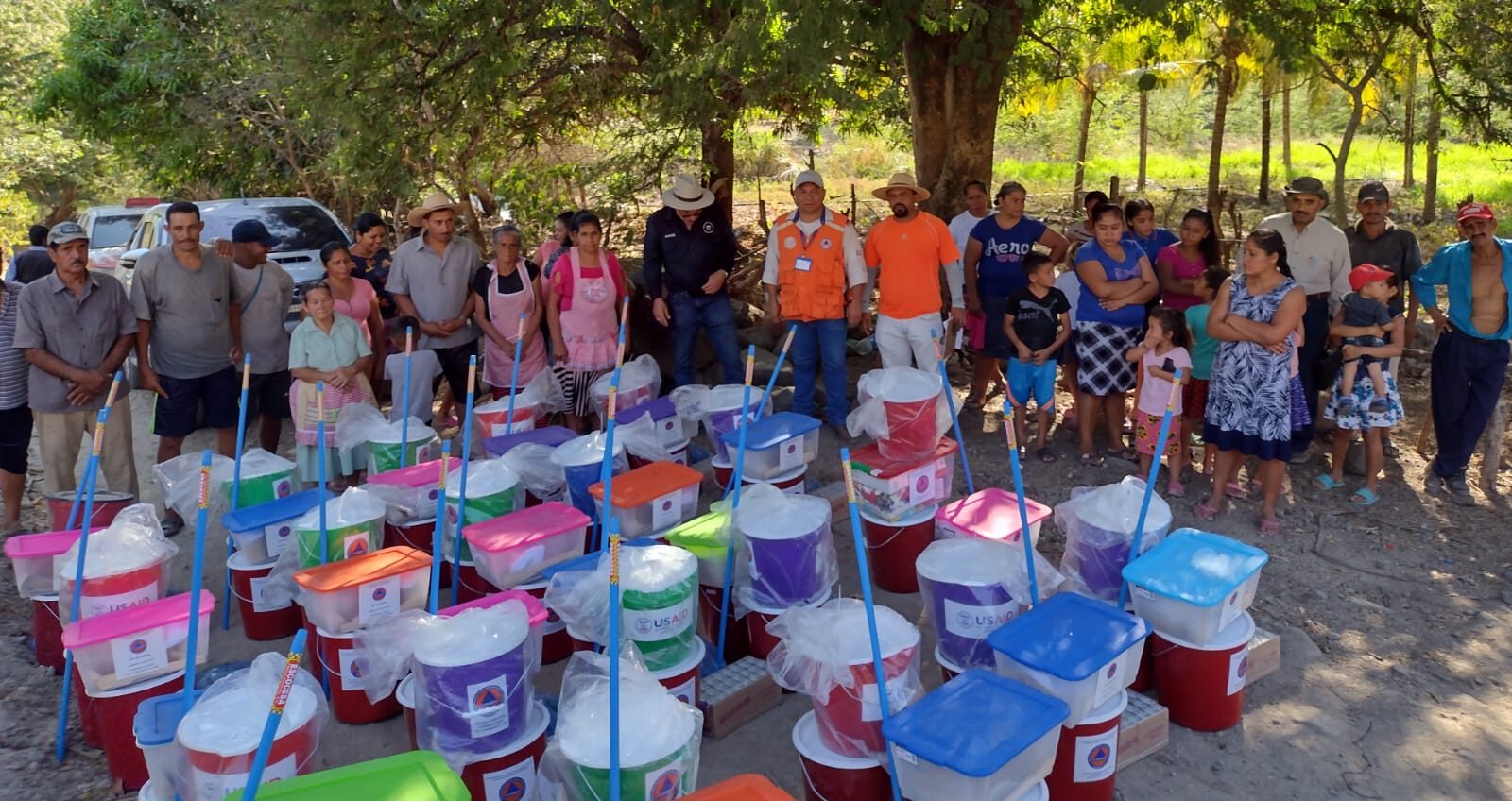 Conred entrega ayuda humanitaria a familias afectadas del país