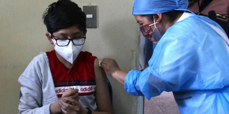 Ante regreso a clases presenciales, Salud insta a vacunar a menores contra COVID-19
