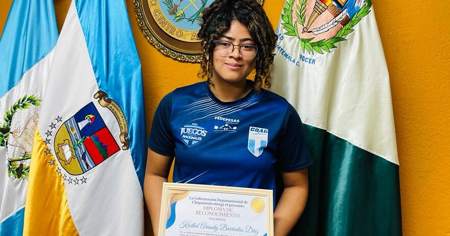 Atleta destacada en el levantamiento de pesas recibe reconocimiento
