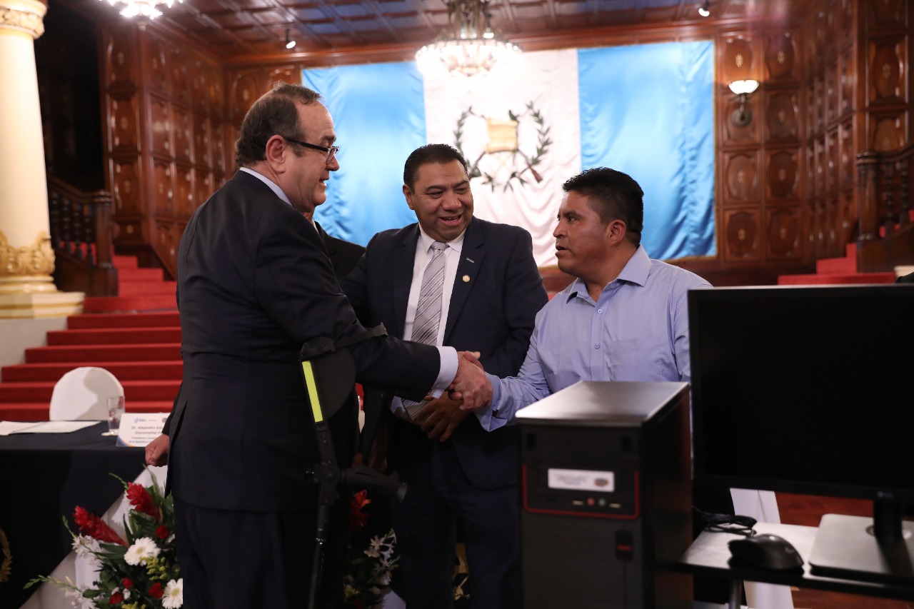 Más de 3 mil 600 estudiantes serán beneficiados con equipo de cómputo