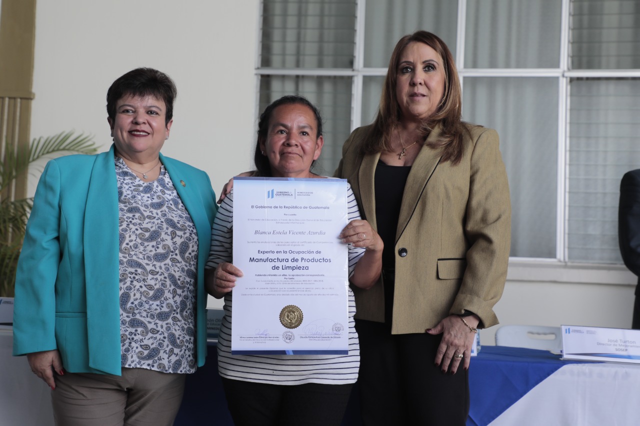 Mujeres se certifican en manufactura de productos de limpieza